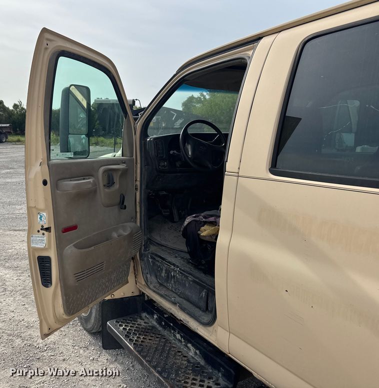 image for item EV1748 2004 Chevrolet C4500 Crew Cab truck cab and chassis