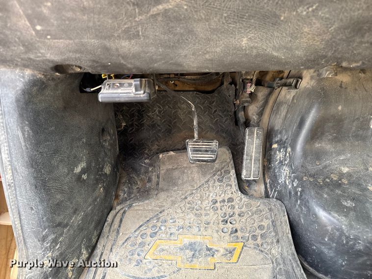 image for item EV1748 2004 Chevrolet C4500 Crew Cab truck cab and chassis