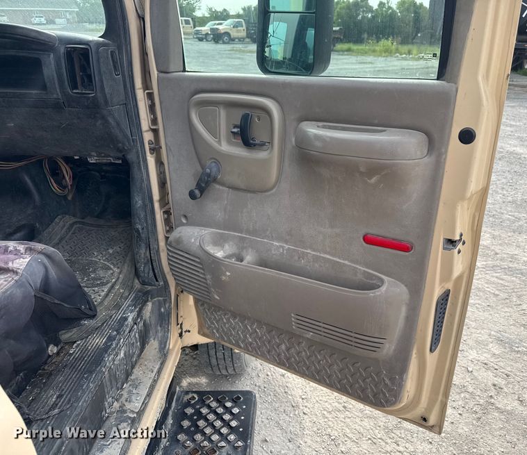 image for item EV1748 2004 Chevrolet C4500 Crew Cab truck cab and chassis