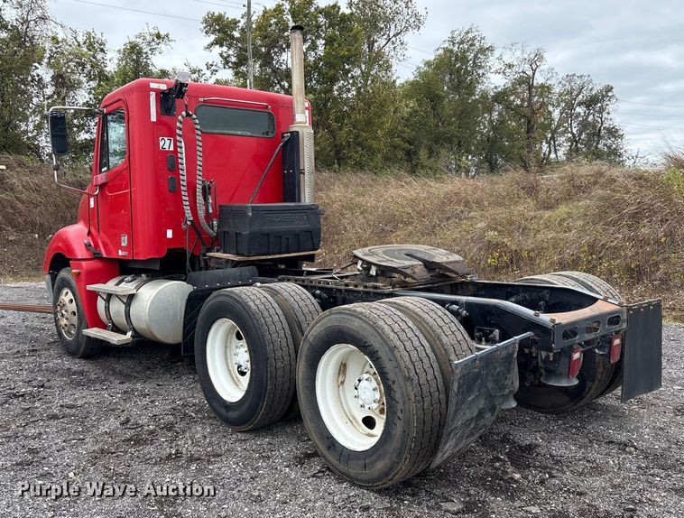 image for item EV2523 2005 Freightliner Columbia semi truck