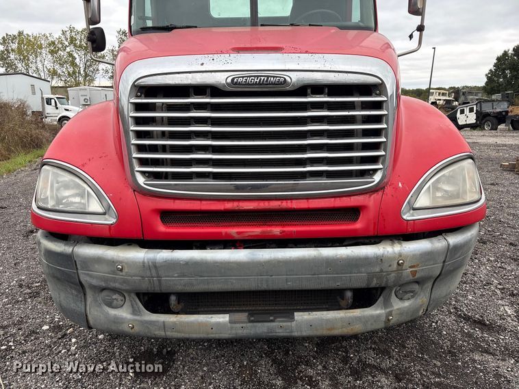 image for item EV2523 2005 Freightliner Columbia semi truck