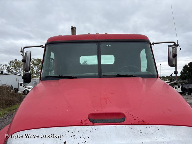 image for item EV2523 2005 Freightliner Columbia semi truck