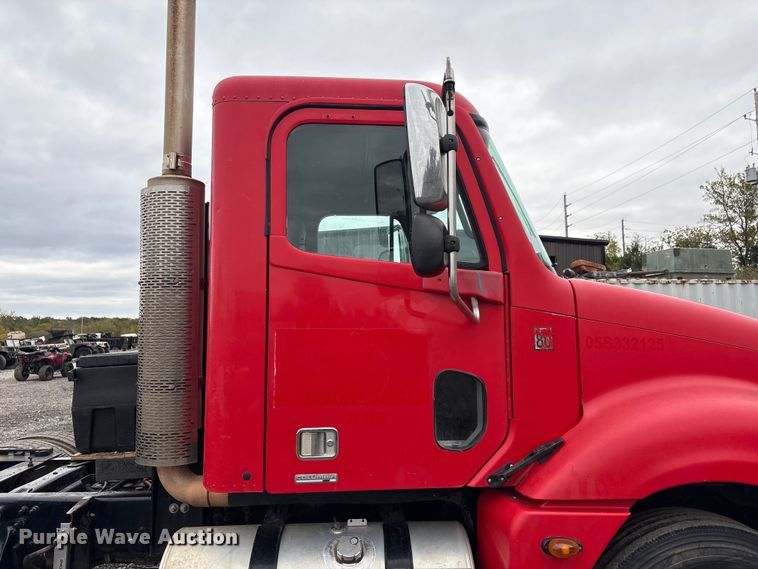 image for item EV2523 2005 Freightliner Columbia semi truck