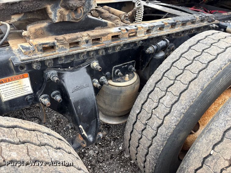 image for item EV2523 2005 Freightliner Columbia semi truck