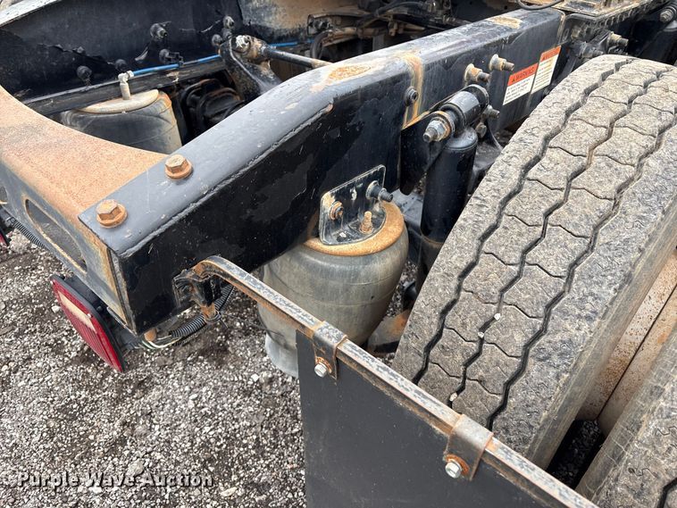 image for item EV2523 2005 Freightliner Columbia semi truck