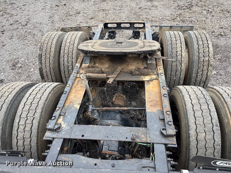 image for item EV2523 2005 Freightliner Columbia semi truck