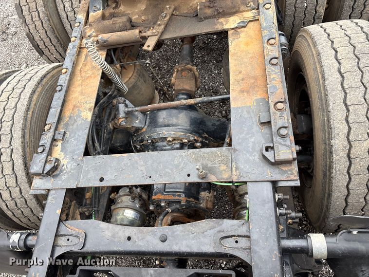 image for item EV2523 2005 Freightliner Columbia semi truck