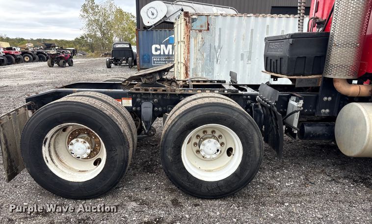 image for item EV2523 2005 Freightliner Columbia semi truck