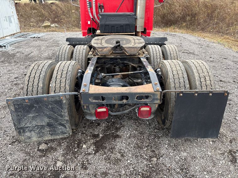 image for item EV2523 2005 Freightliner Columbia semi truck