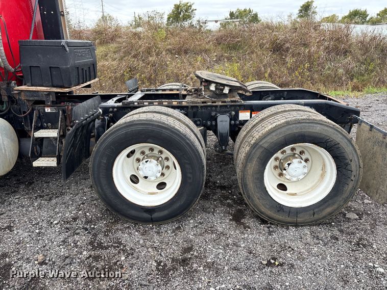 image for item EV2523 2005 Freightliner Columbia semi truck