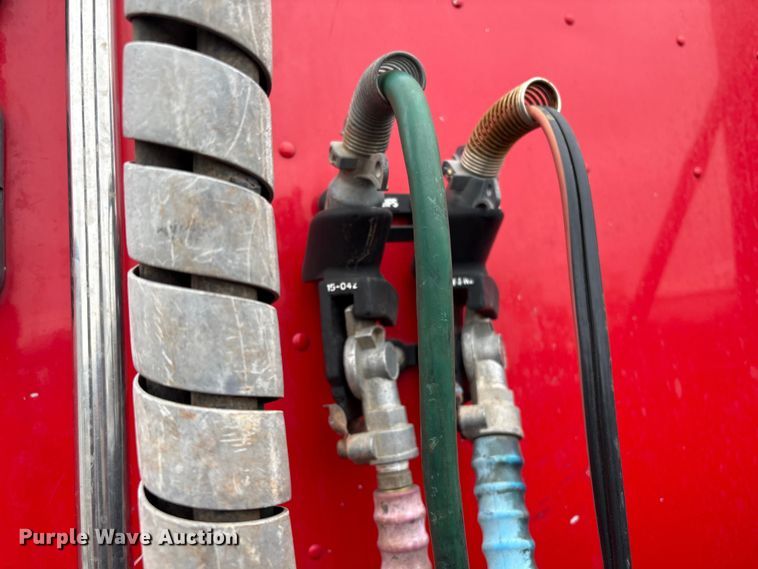 image for item EV2523 2005 Freightliner Columbia semi truck