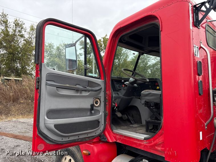 image for item EV2523 2005 Freightliner Columbia semi truck