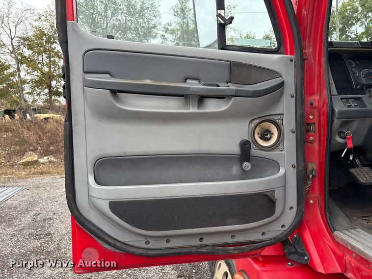 image for item EV2523 2005 Freightliner Columbia semi truck