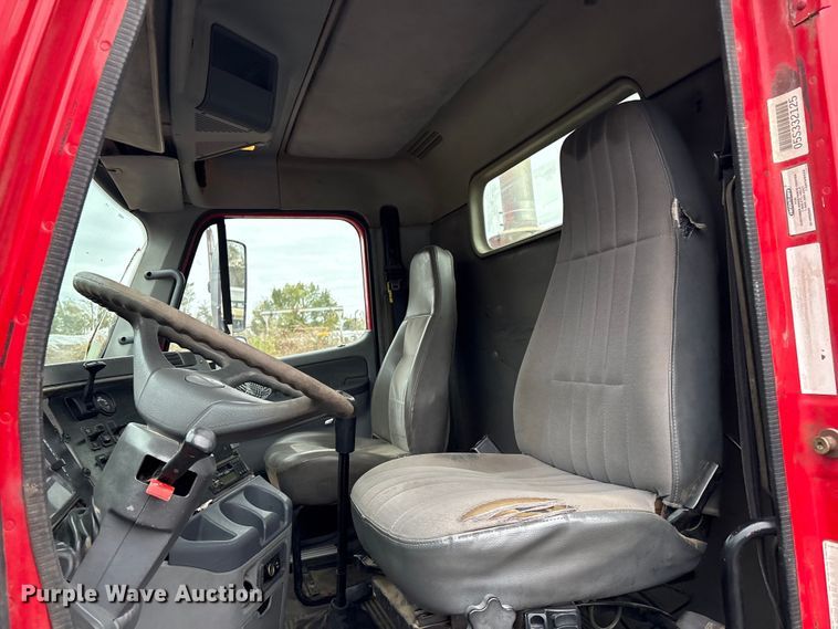 image for item EV2523 2005 Freightliner Columbia semi truck