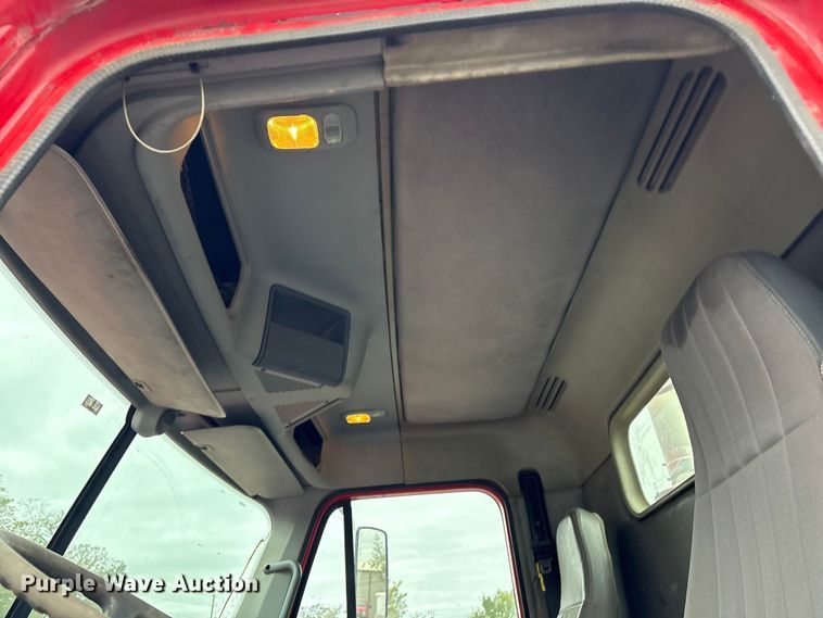 image for item EV2523 2005 Freightliner Columbia semi truck