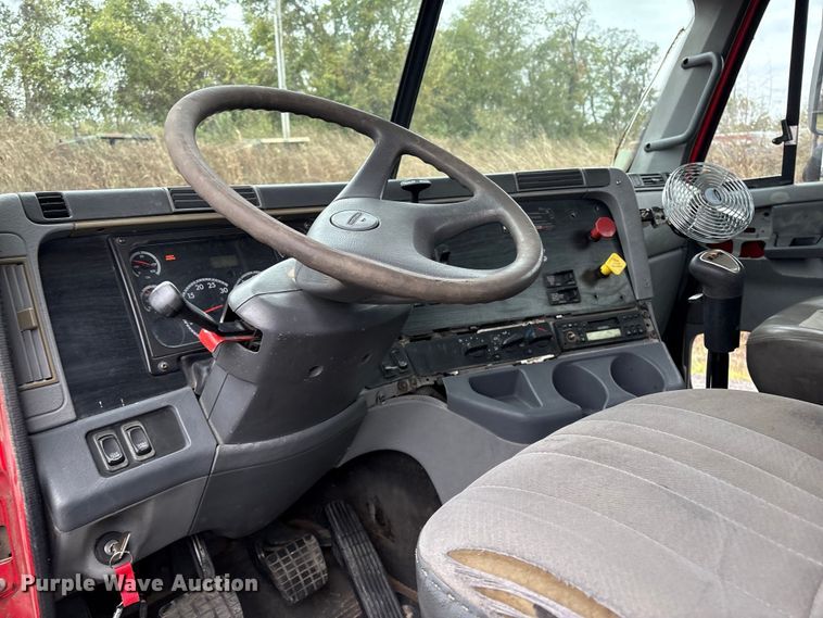 image for item EV2523 2005 Freightliner Columbia semi truck