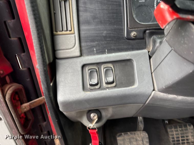 image for item EV2523 2005 Freightliner Columbia semi truck