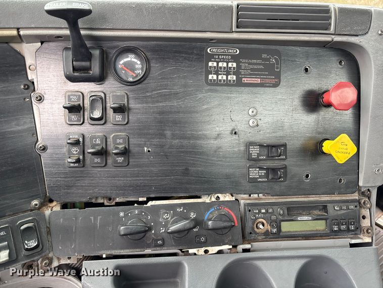 image for item EV2523 2005 Freightliner Columbia semi truck