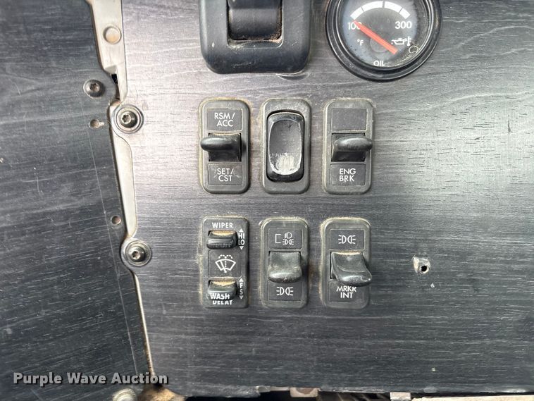 image for item EV2523 2005 Freightliner Columbia semi truck