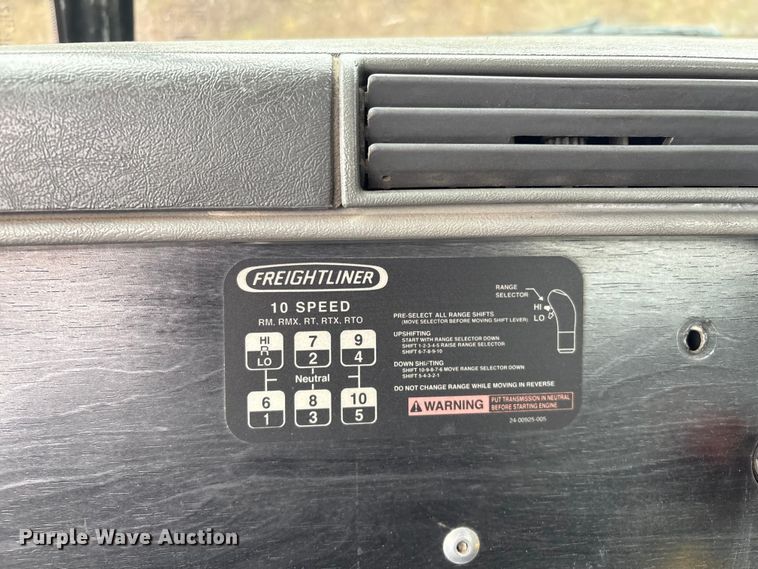 image for item EV2523 2005 Freightliner Columbia semi truck