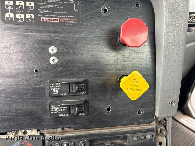 image for item EV2523 2005 Freightliner Columbia semi truck