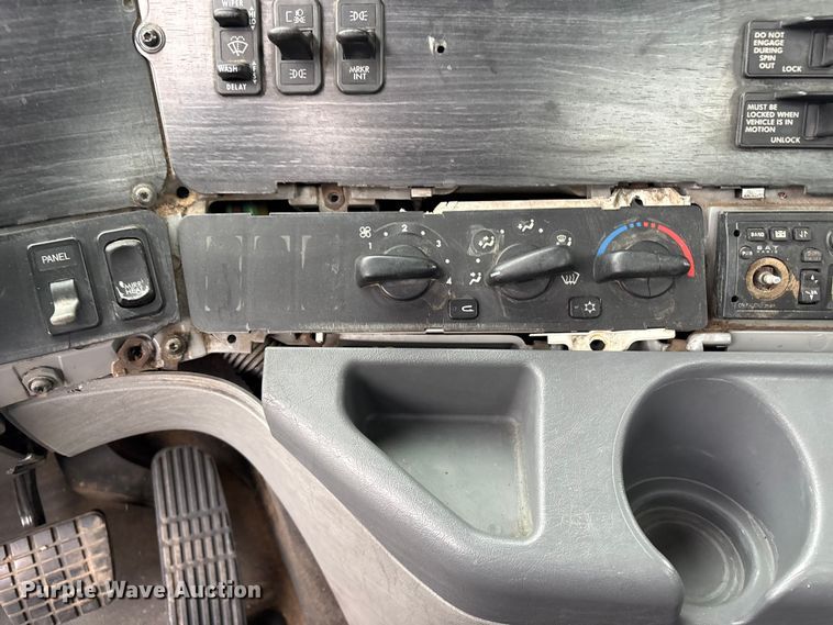 image for item EV2523 2005 Freightliner Columbia semi truck