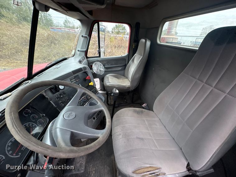 image for item EV2523 2005 Freightliner Columbia semi truck