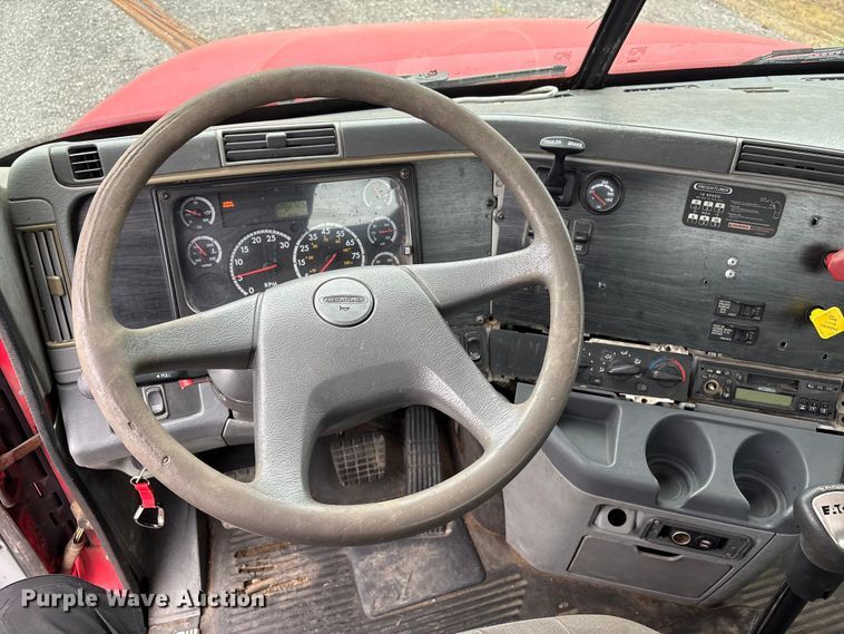 image for item EV2523 2005 Freightliner Columbia semi truck