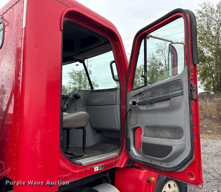 image for item EV2523 2005 Freightliner Columbia semi truck