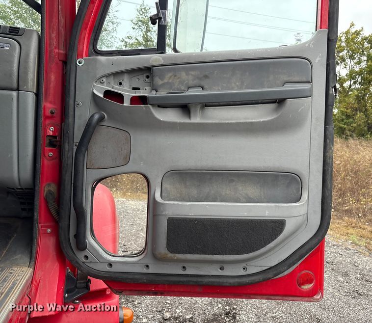 image for item EV2523 2005 Freightliner Columbia semi truck