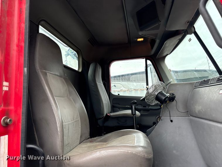 image for item EV2523 2005 Freightliner Columbia semi truck