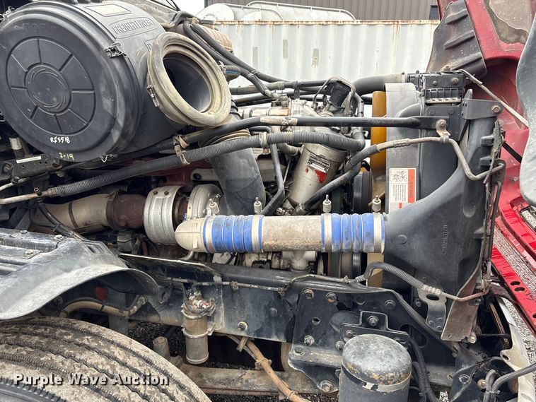 image for item EV2523 2005 Freightliner Columbia semi truck