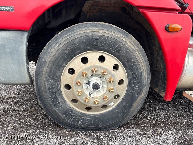 image for item EV2523 2005 Freightliner Columbia semi truck