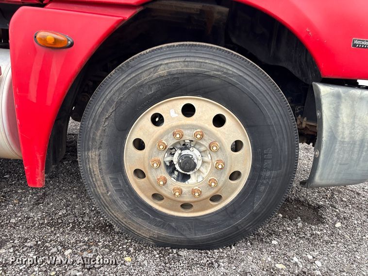 image for item EV2523 2005 Freightliner Columbia semi truck