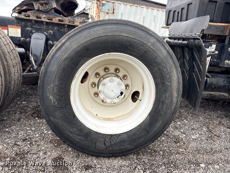 image for item EV2523 2005 Freightliner Columbia semi truck