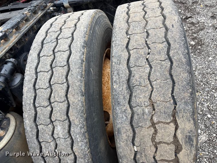 image for item EV2523 2005 Freightliner Columbia semi truck