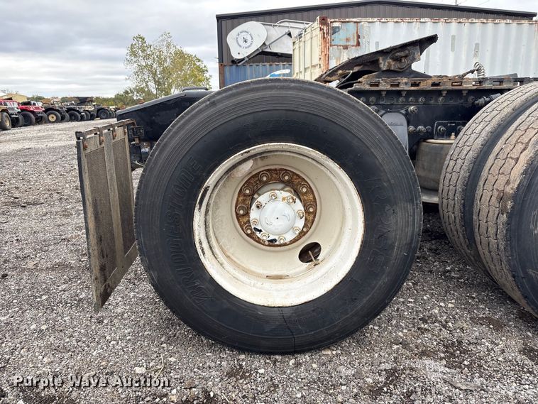 image for item EV2523 2005 Freightliner Columbia semi truck