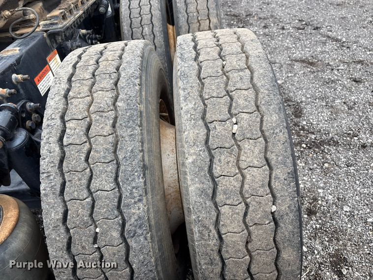 image for item EV2523 2005 Freightliner Columbia semi truck