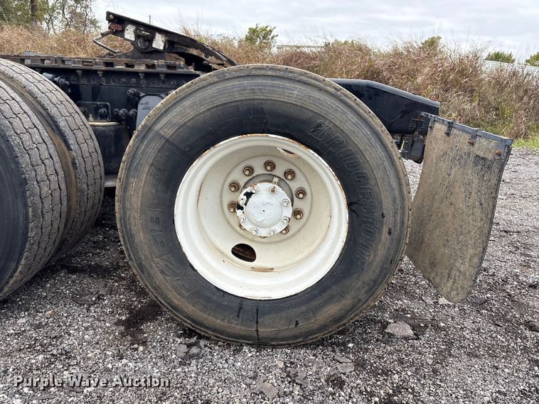 image for item EV2523 2005 Freightliner Columbia semi truck