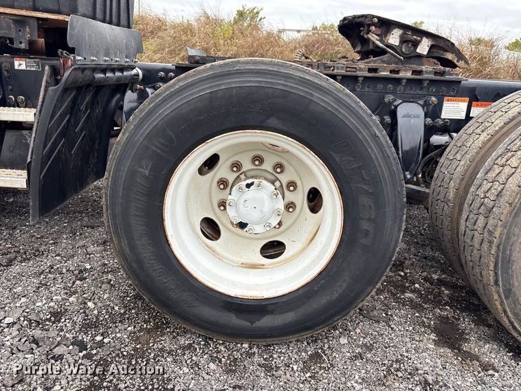 image for item EV2523 2005 Freightliner Columbia semi truck