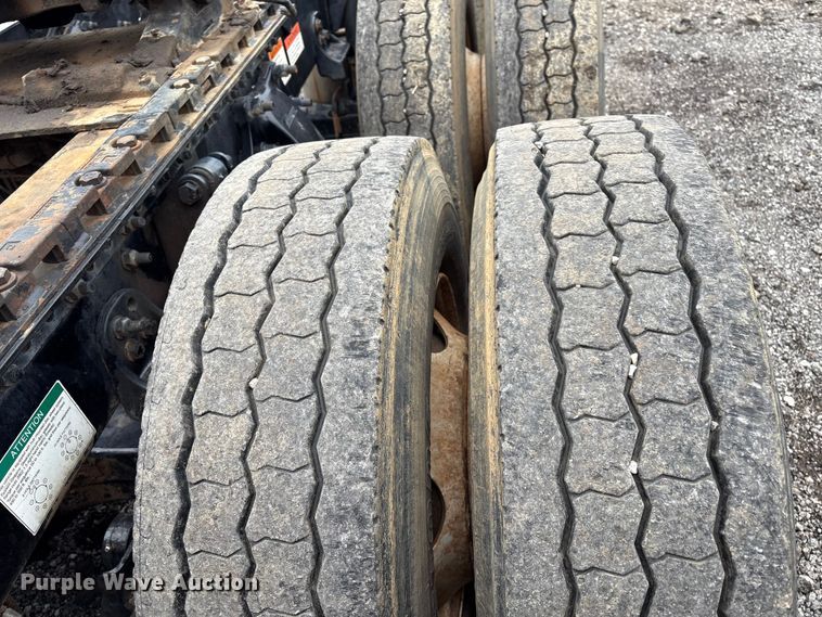 image for item EV2523 2005 Freightliner Columbia semi truck