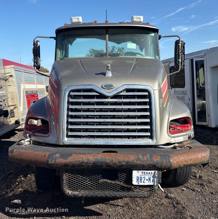 image for item EV2541 2006 Mack CXN613 semi truck