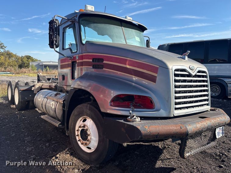 image for item EV2541 2006 Mack CXN613 semi truck