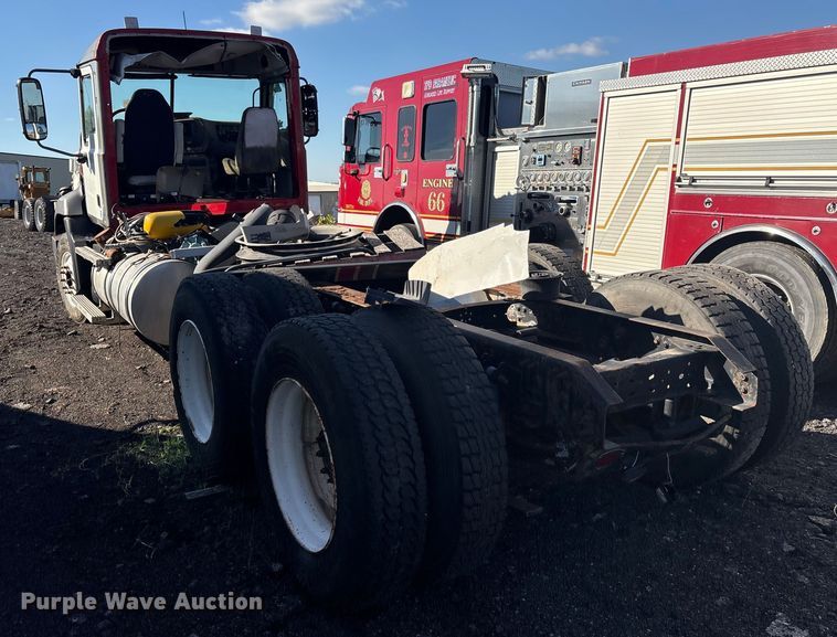 image for item EV2541 2006 Mack CXN613 semi truck