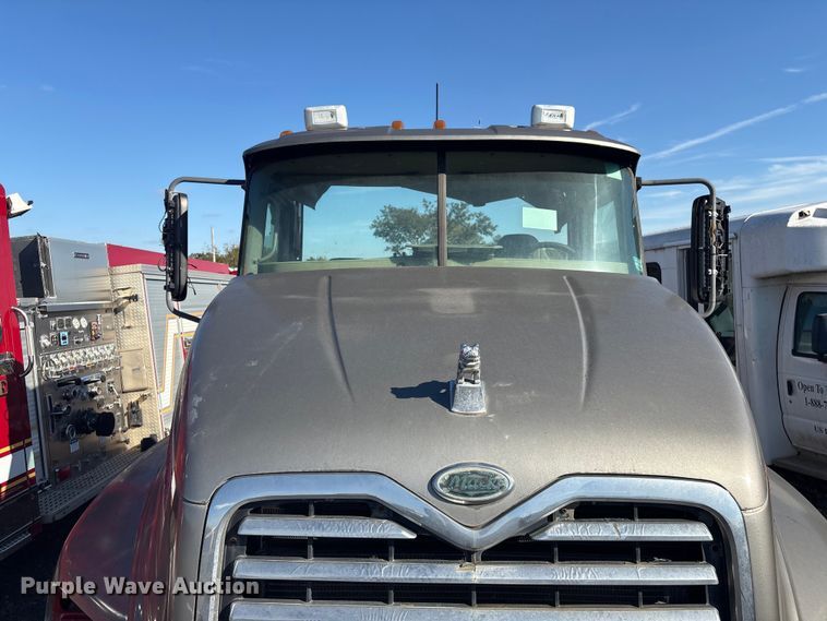 image for item EV2541 2006 Mack CXN613 semi truck