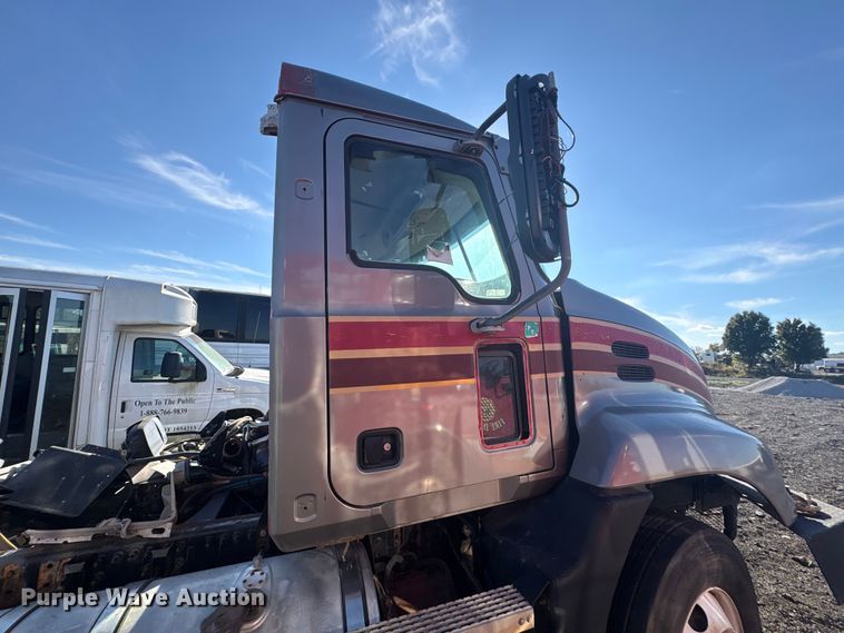 image for item EV2541 2006 Mack CXN613 semi truck