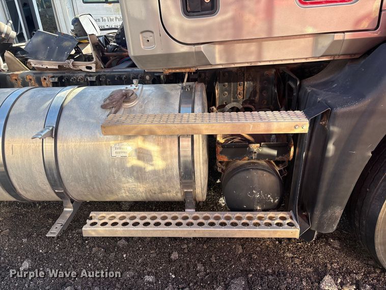 image for item EV2541 2006 Mack CXN613 semi truck