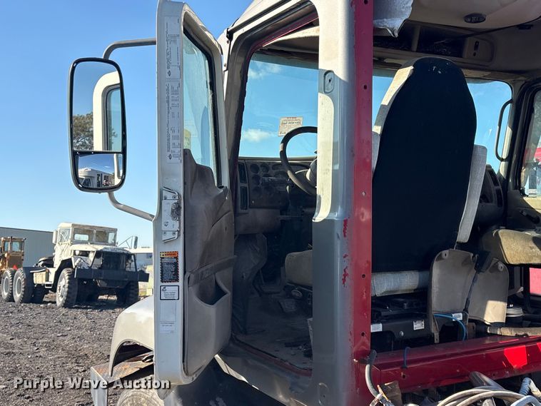 image for item EV2541 2006 Mack CXN613 semi truck