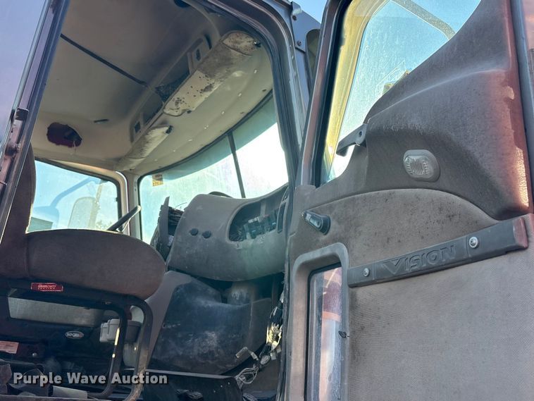 image for item EV2541 2006 Mack CXN613 semi truck