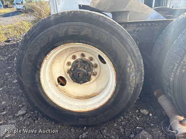 image for item EV2541 2006 Mack CXN613 semi truck